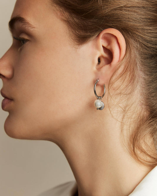 ROSEFIELD Ohrringe Creole Muschel mit Perle Silber